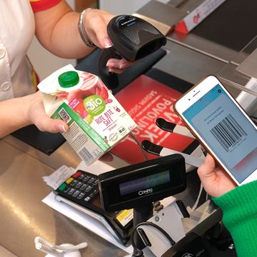 Blagajnica sjedi i skenira artikal, moj dm aplikacija - dm trgovina