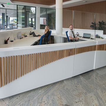 kolegica i kolega na recepciji dm dialogicuma