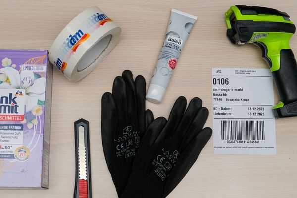 Flatlay skener, rukavica, ključ, skalpel, mini kutije
