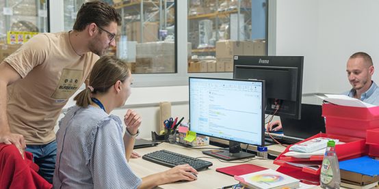 Kolegica i kolega gledaju u monitor