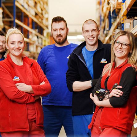 Kolegice i kolege na distribucijskom centru