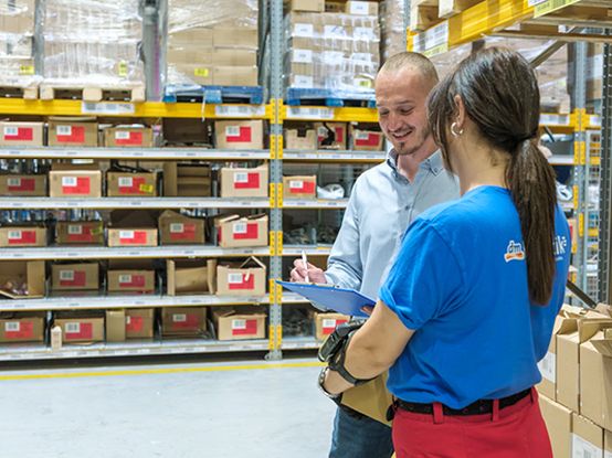 Kolegica i kolega u skladištu