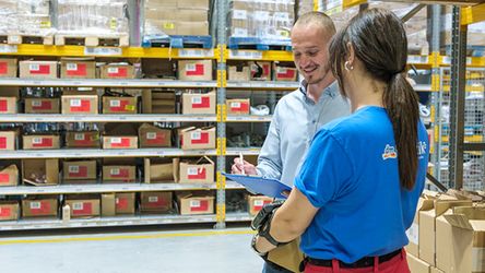 Kolega i kolegica na distribucijskom centru