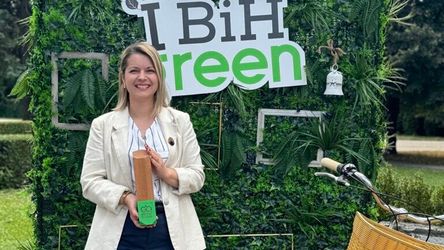 Kolegica drži nagradu go green