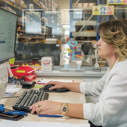 Kolegica radi na distribucijskom centru