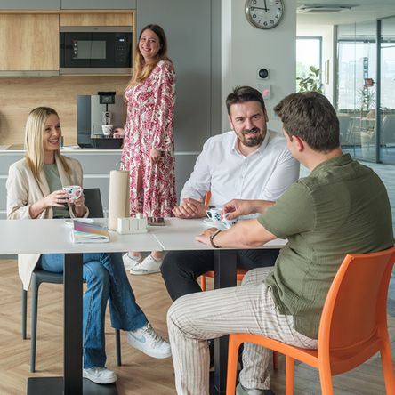 Grupa kolegica i kolega u kuhinji
