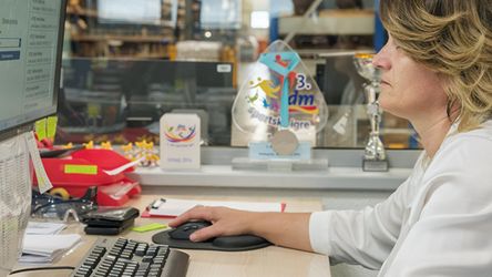 Kolegica radi za računarom na Distribucijskom centru