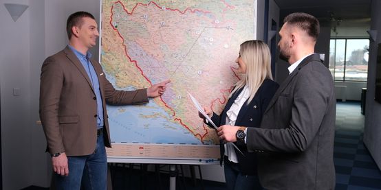 kolegica i kolege posmatraju dm trgovine u BiH